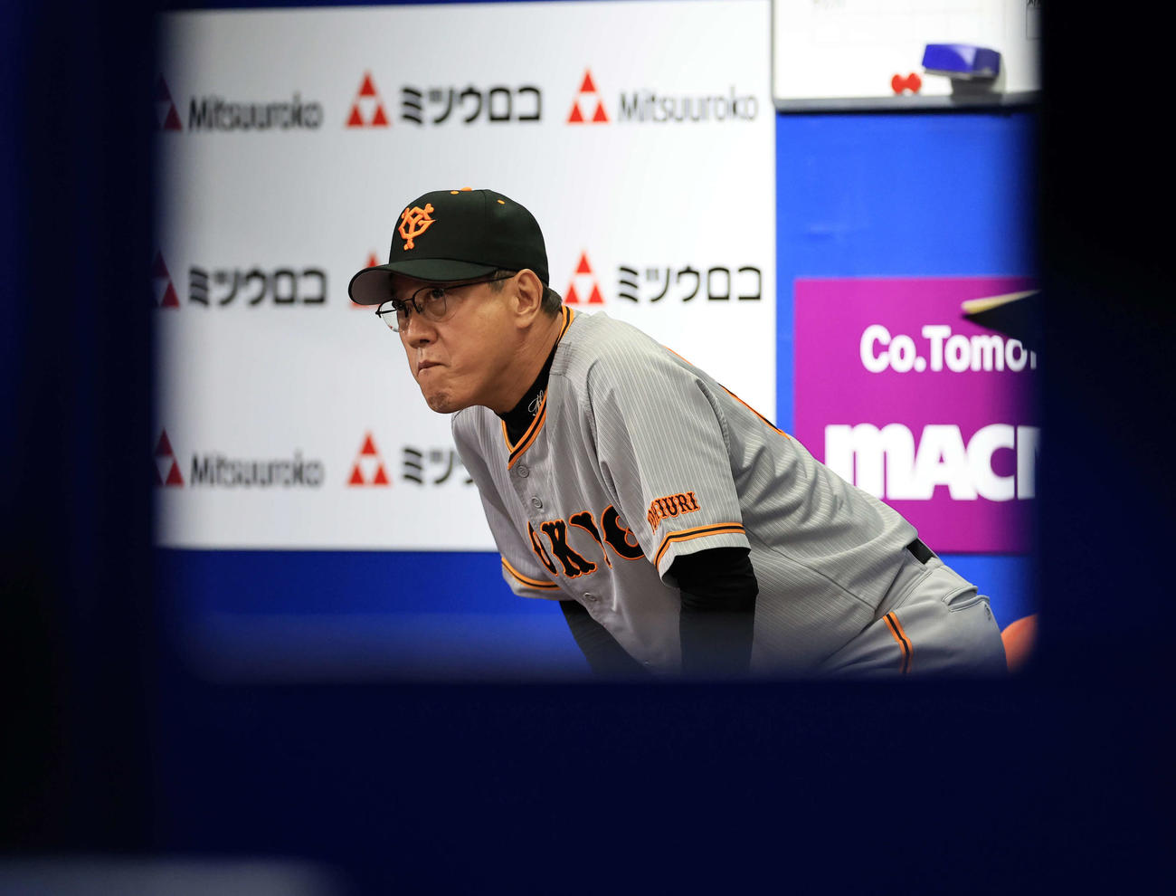 DeNA対巨人　7回裏DeNAの攻撃前、選手交代を告げ、悔しそうに席に戻る原監督（撮影・浅見桂子）