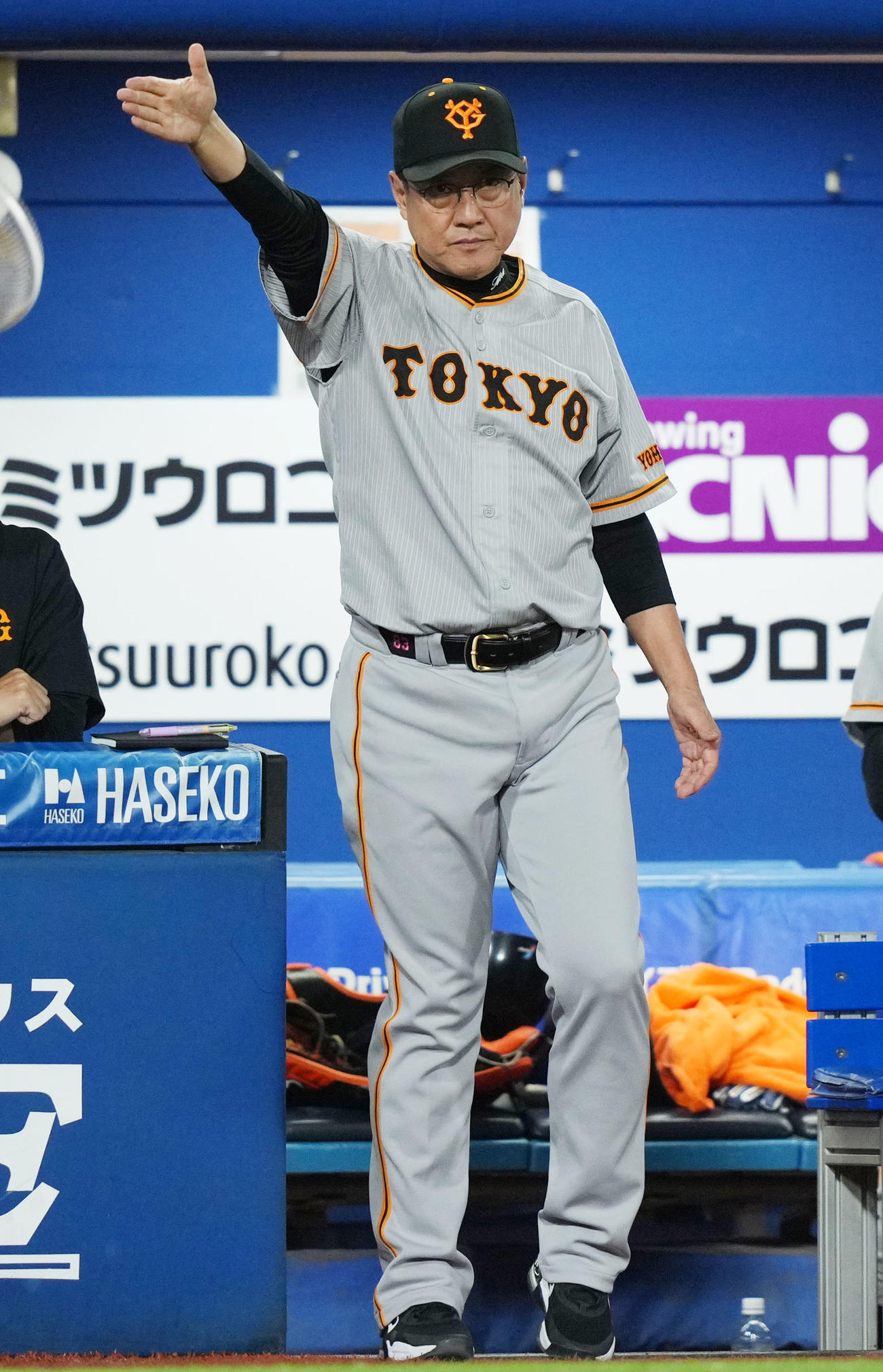 DeNA対巨人　7回表巨人2死二、三塁、代打をおくる原監督（撮影・横山健太）
