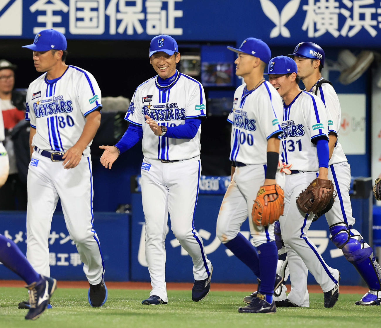 DeNA対巨人　1－0で勝利し、ほっとした笑顔でグラウンドに向かうDeNA三浦監督（中央）（撮影・浅見桂子）