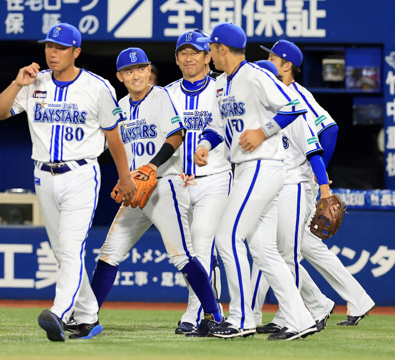 DeNA対巨人　1－0で勝利し、ほっとした笑顔でグラウンドに向かうDeNA三浦監督（中央）（撮影・浅見桂子）