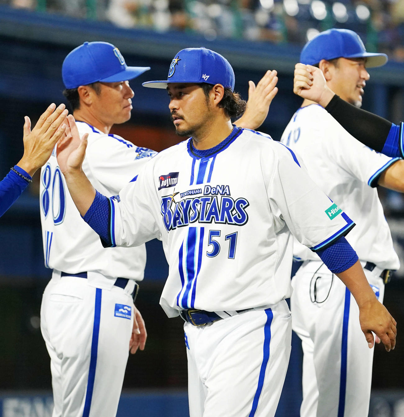 DeNA対巨人　巨人に勝利しタッチを交わすDeNA宮崎（撮影・横山健太）