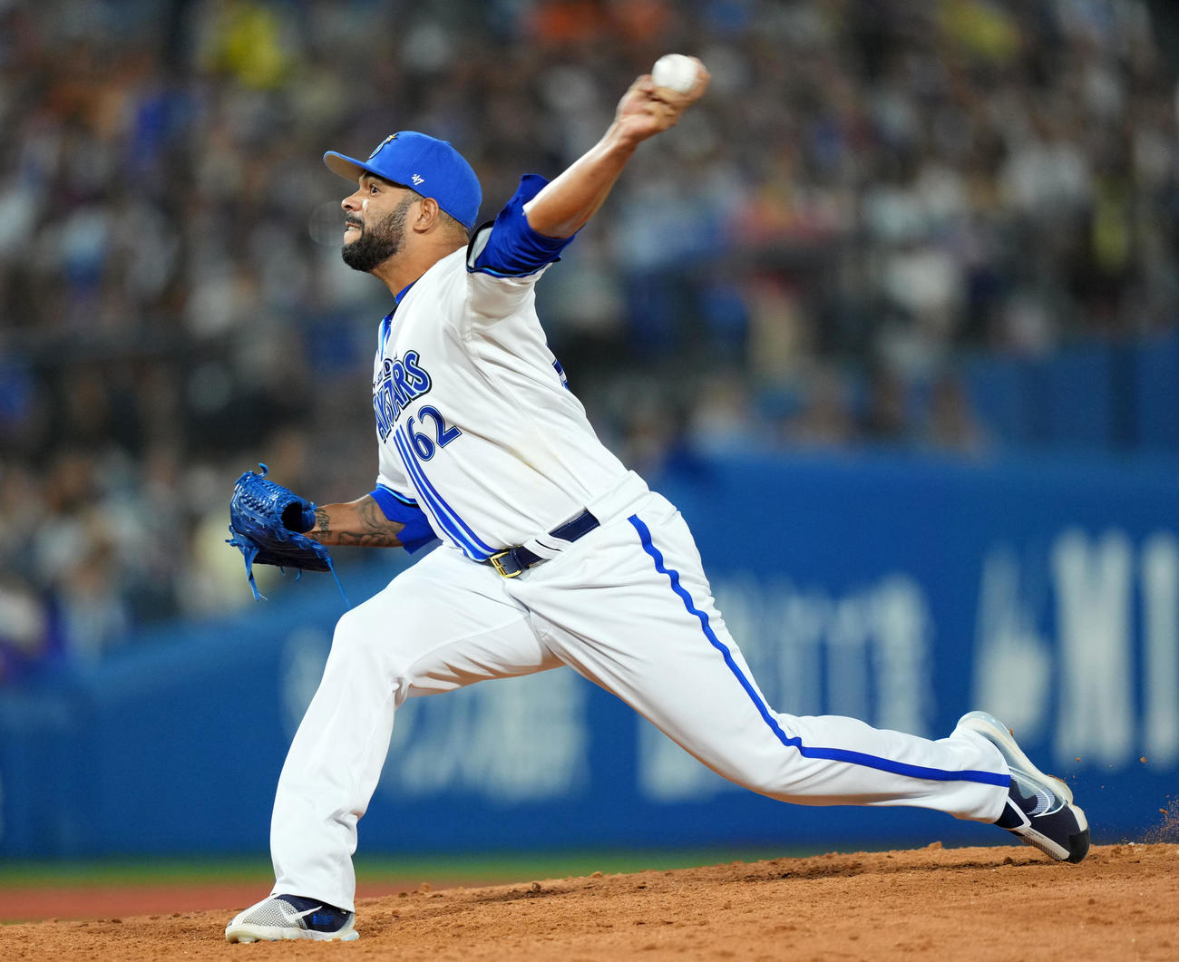DeNA対巨人　7回表途中から登板したDeNAエスコバー（撮影・横山健太）