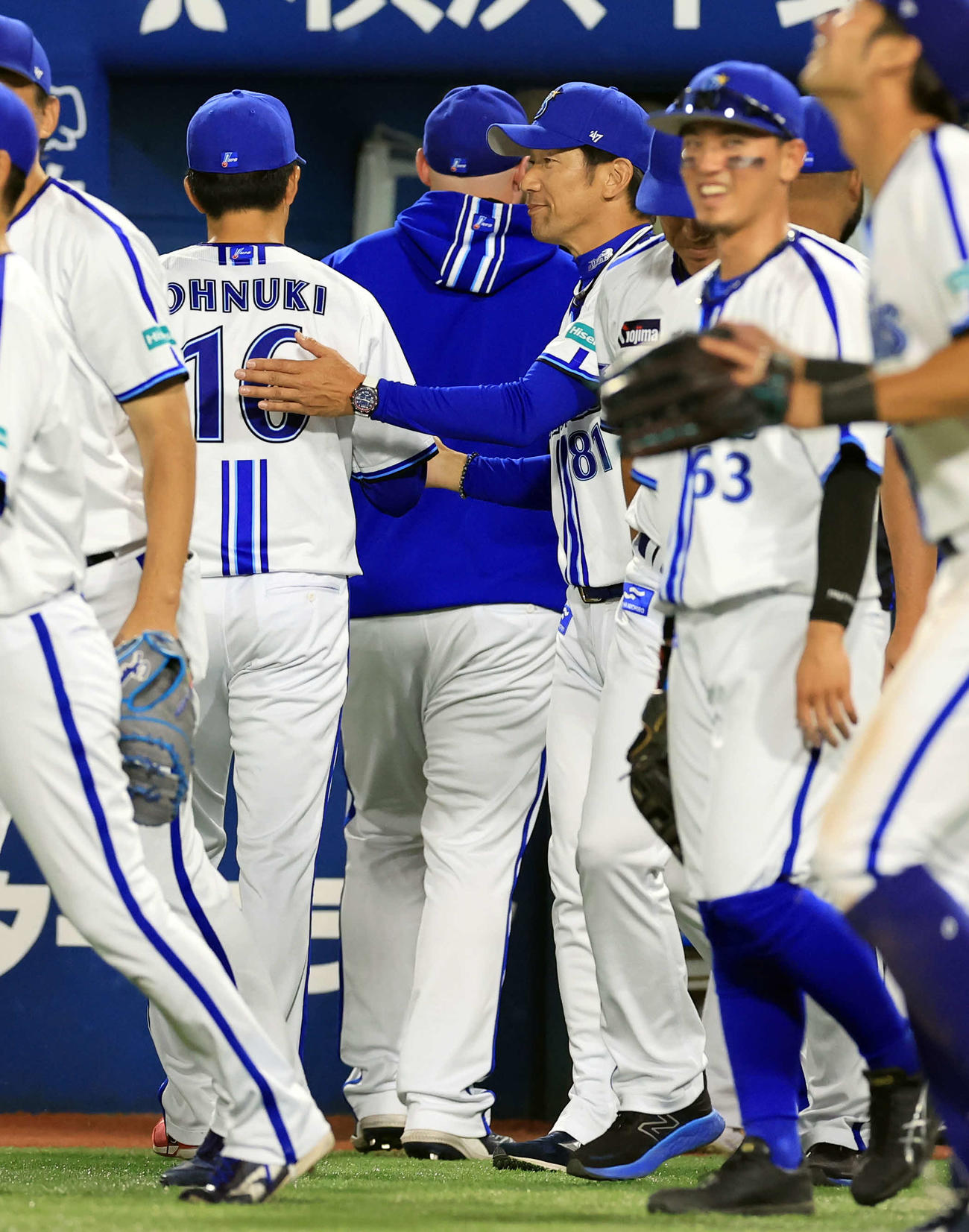 DeNA対巨人　1－0で勝利し、勝利投手のDeNA大貫（左）を笑顔で迎える三浦監督（撮影・浅見桂子）