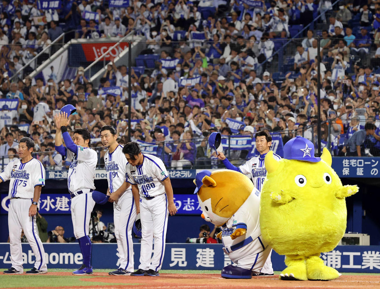 DeNA対巨人　1－0で逃げ切り、ほっとした表情でスタンドにあいさつする三浦監督（右）らDeNAナイン（撮影・浅見桂子）