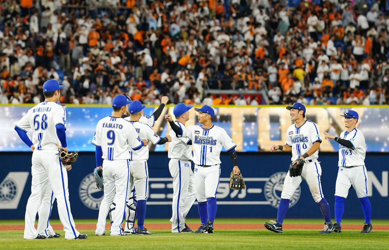 DeNA対巨人　巨人に勝利しタッチを交わすDeNAナイン（撮影・横山健太）