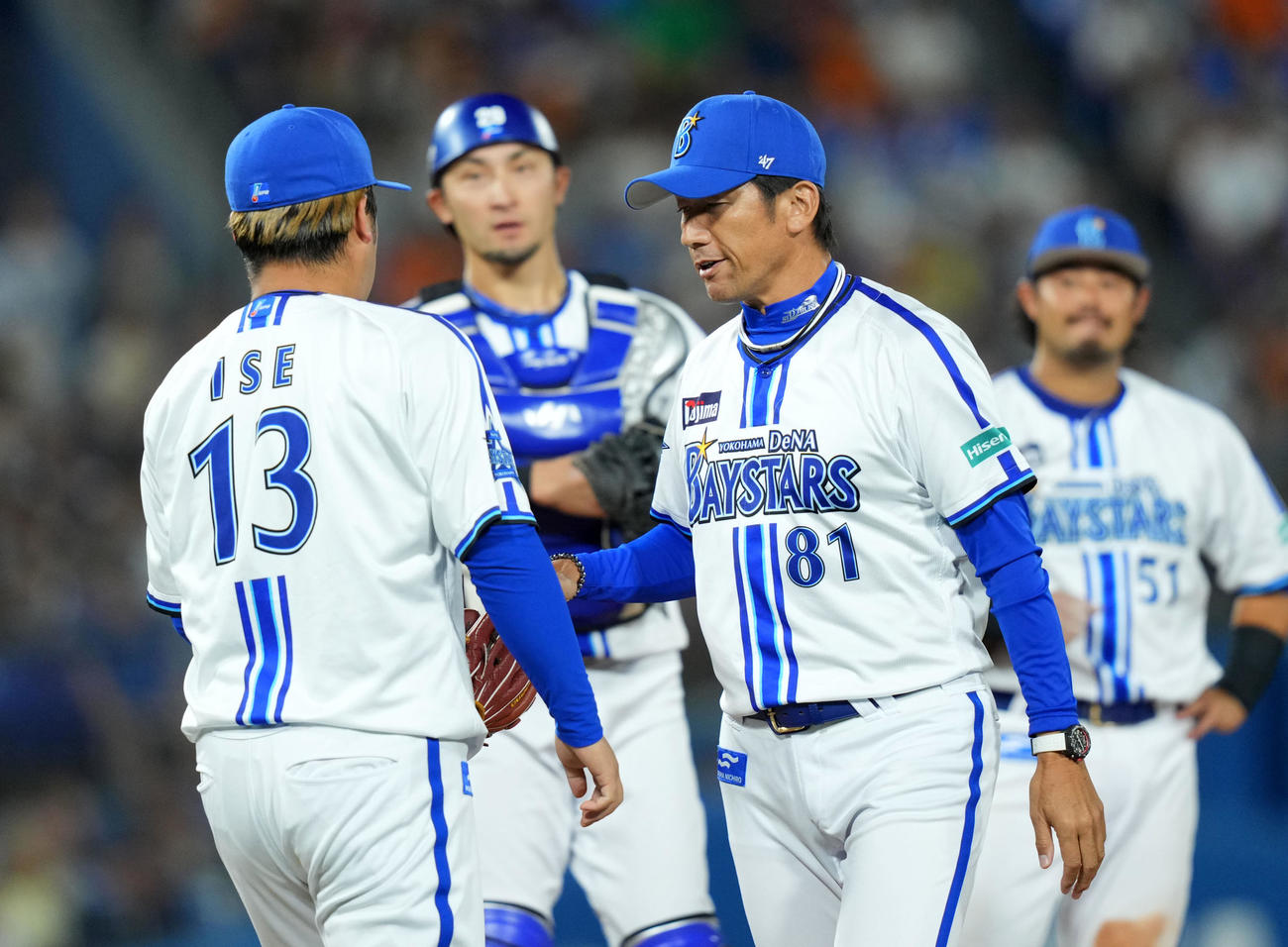DeNA対巨人　7回表途中、DeNA伊勢（左）にマウンドを託す三浦監督（撮影・横山健太）
