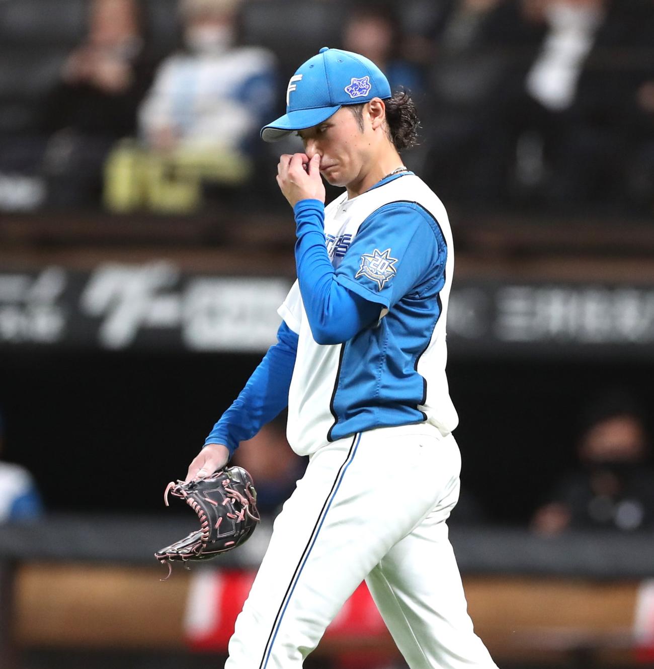日本ハム対楽天　9回表、失点し渋い表情の伊藤（撮影・黒川智章）