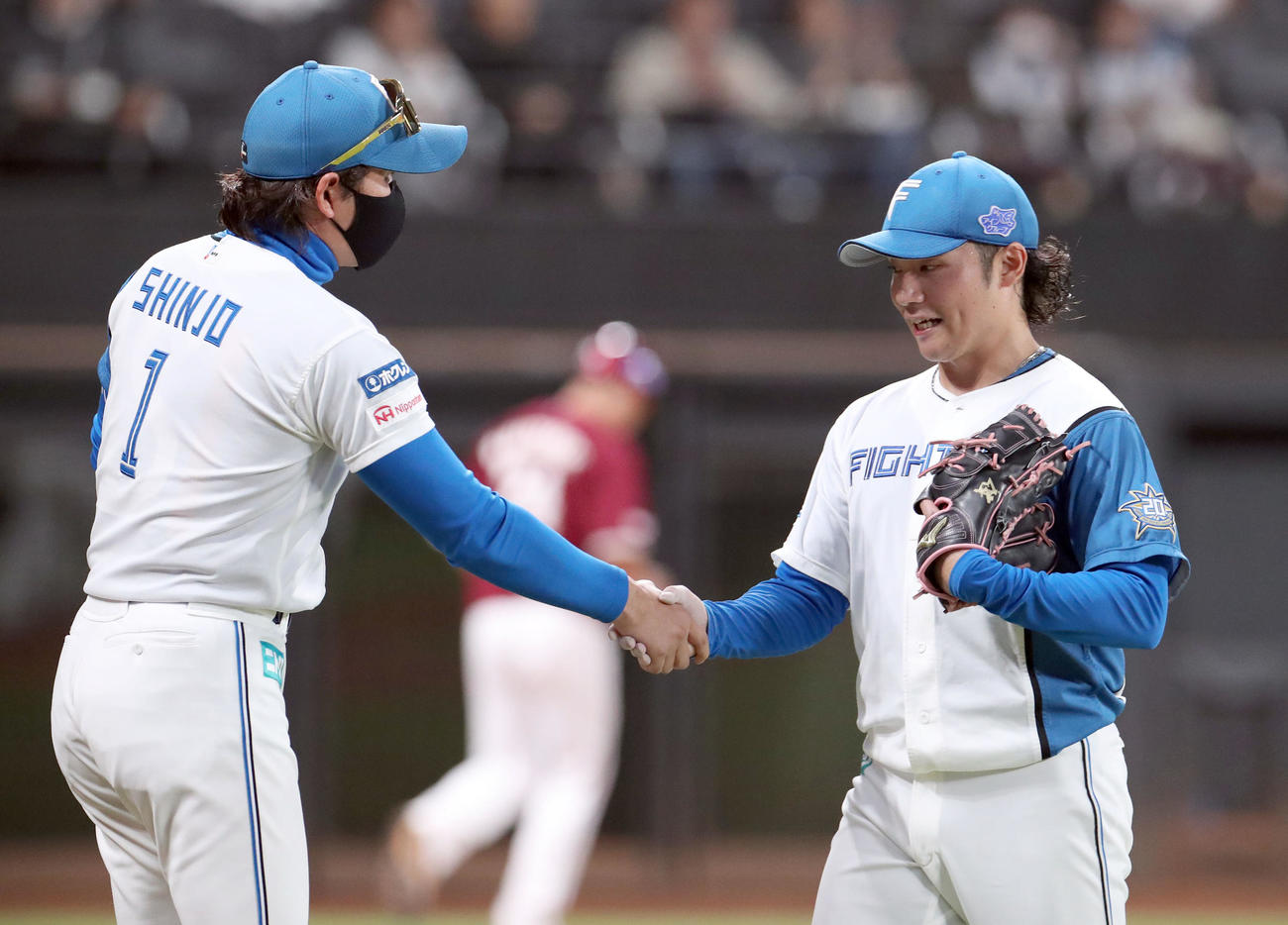 日本ハム対楽天　9回表、選手交代を告げた新庄監督（左）は降板した伊藤を出迎える（撮影・佐藤翔太）