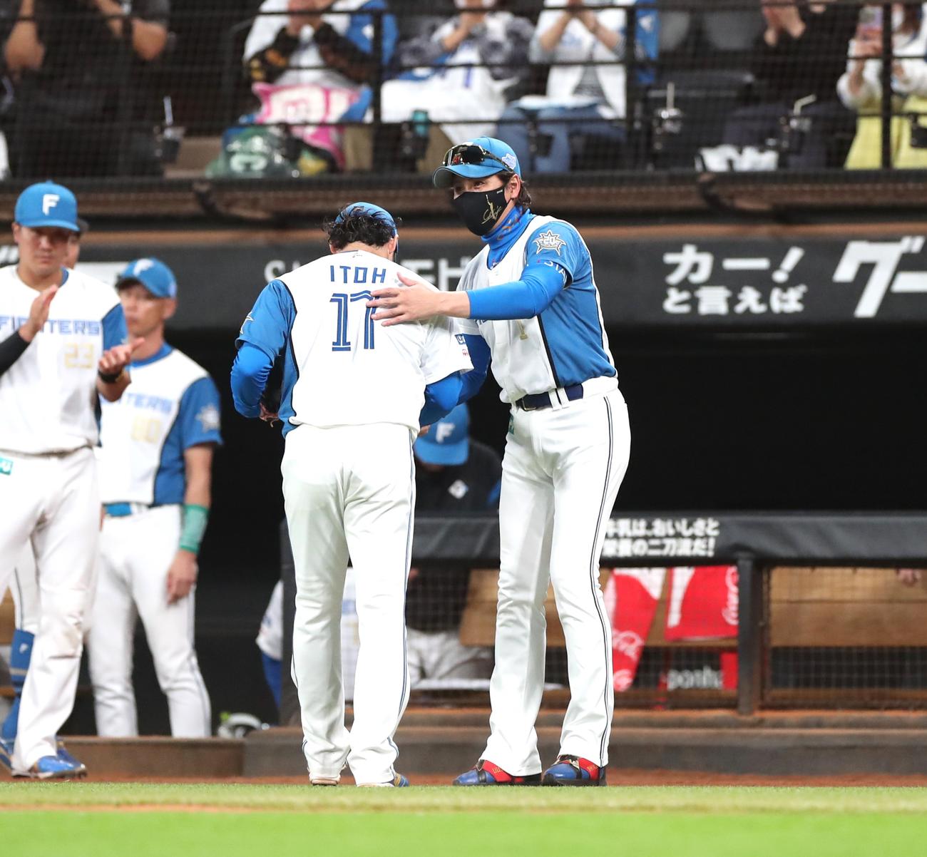 日本ハム対楽天　9回表、途中降板の伊藤を出迎える新庄監督（撮影・黒川智章）