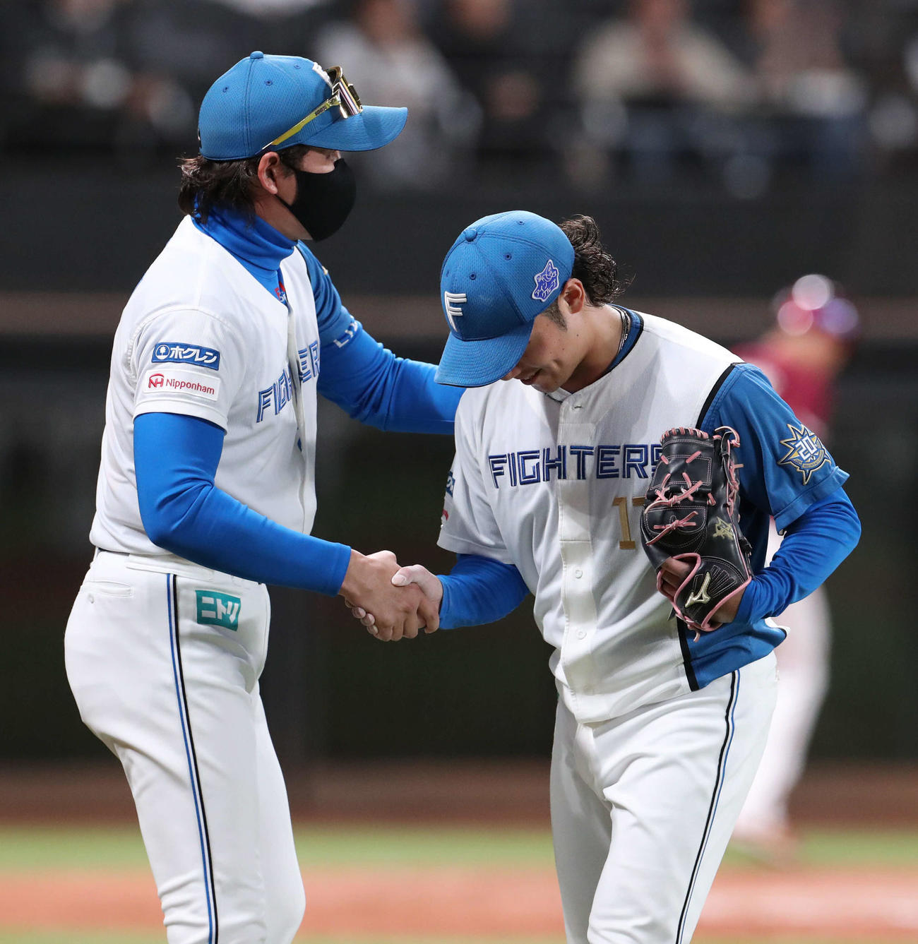 日本ハム対楽天　9回表、選手交代を告げた新庄監督（左）は降板した伊藤を出迎える（撮影・佐藤翔太）