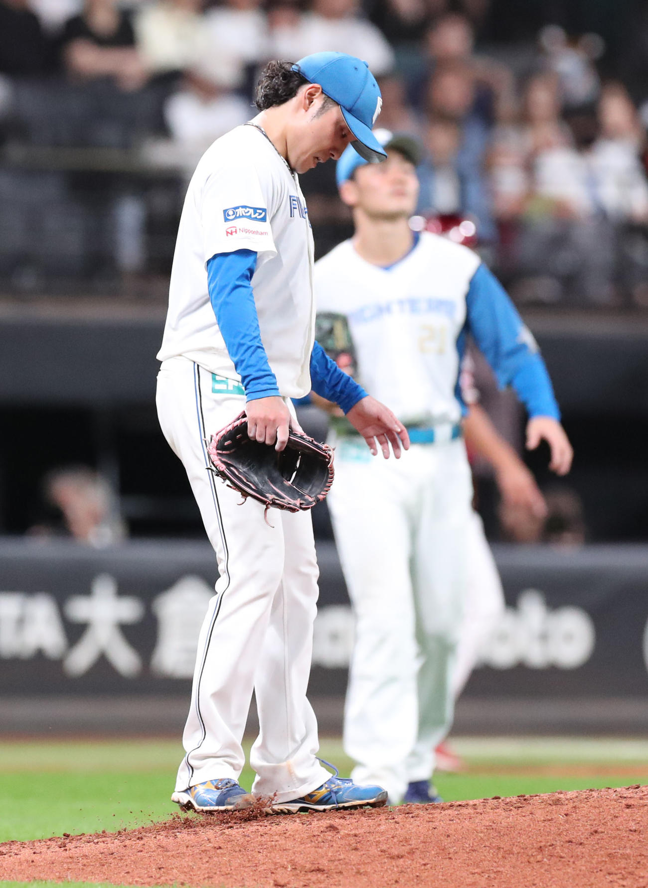 日本ハム対楽天　9回表楽天1死満塁、小深田に適時二塁打を浴びる伊藤（撮影・佐藤翔太）