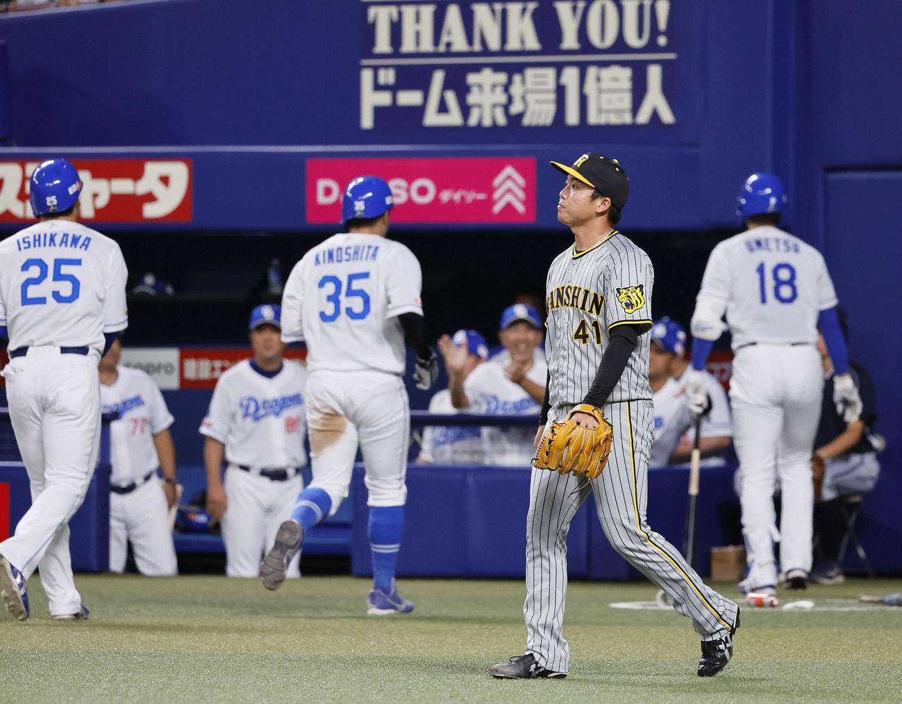 中日対阪神　2回裏中日1死二、三塁、龍空に中前2点適時打を許した阪神村上（右から2人目）（撮影・藤尾明華）