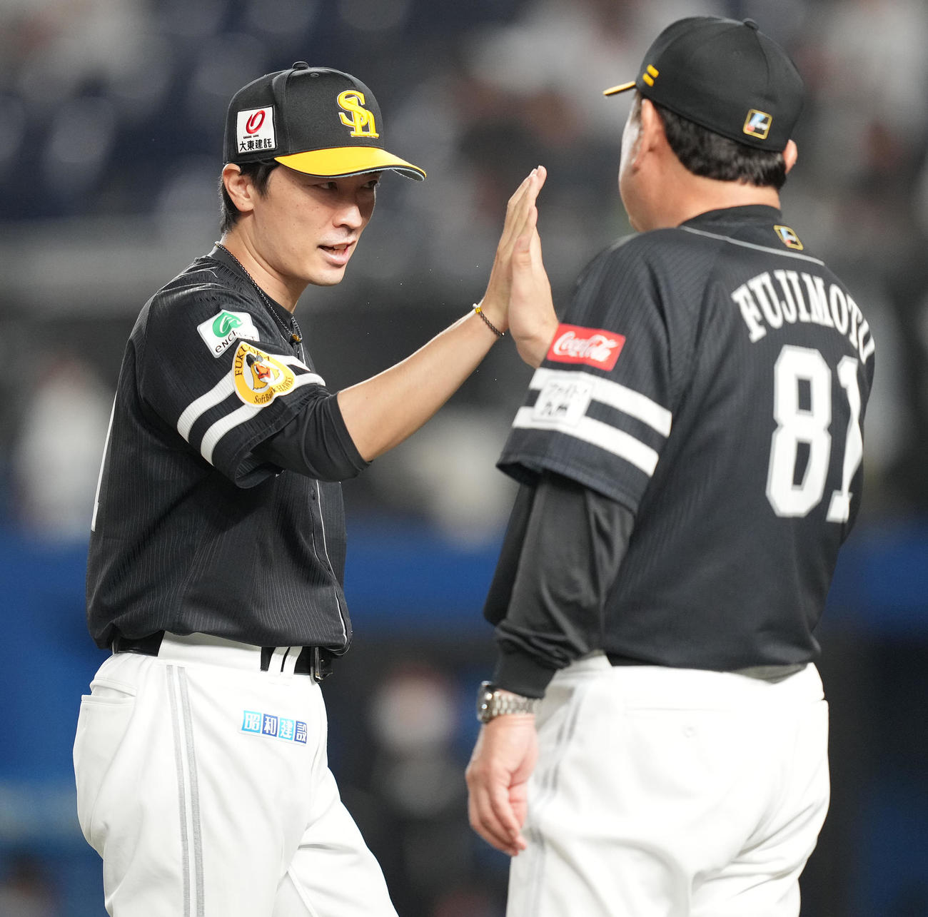 ロッテ対ソフトバンク　勝利投手のソフトバンク和田（左）は藤本監督とハイタッチ（撮影・鈴木みどり）