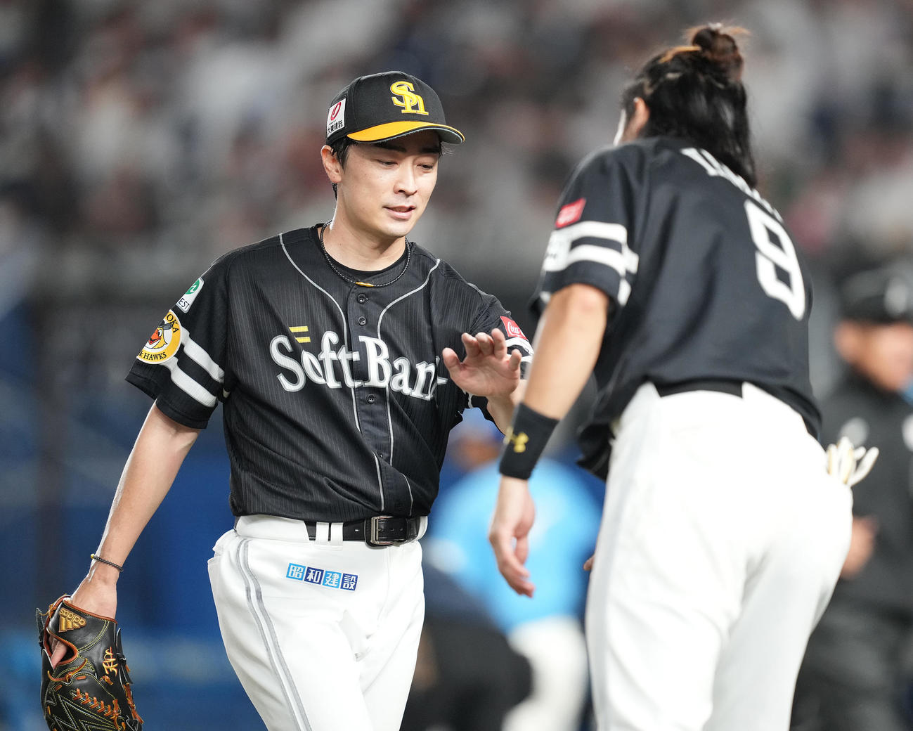 ロッテ対ソフトバンク　5回裏を終え、柳田（右）とタッチを交わしベンチへ戻るソフトバンク和田（撮影・鈴木みどり）