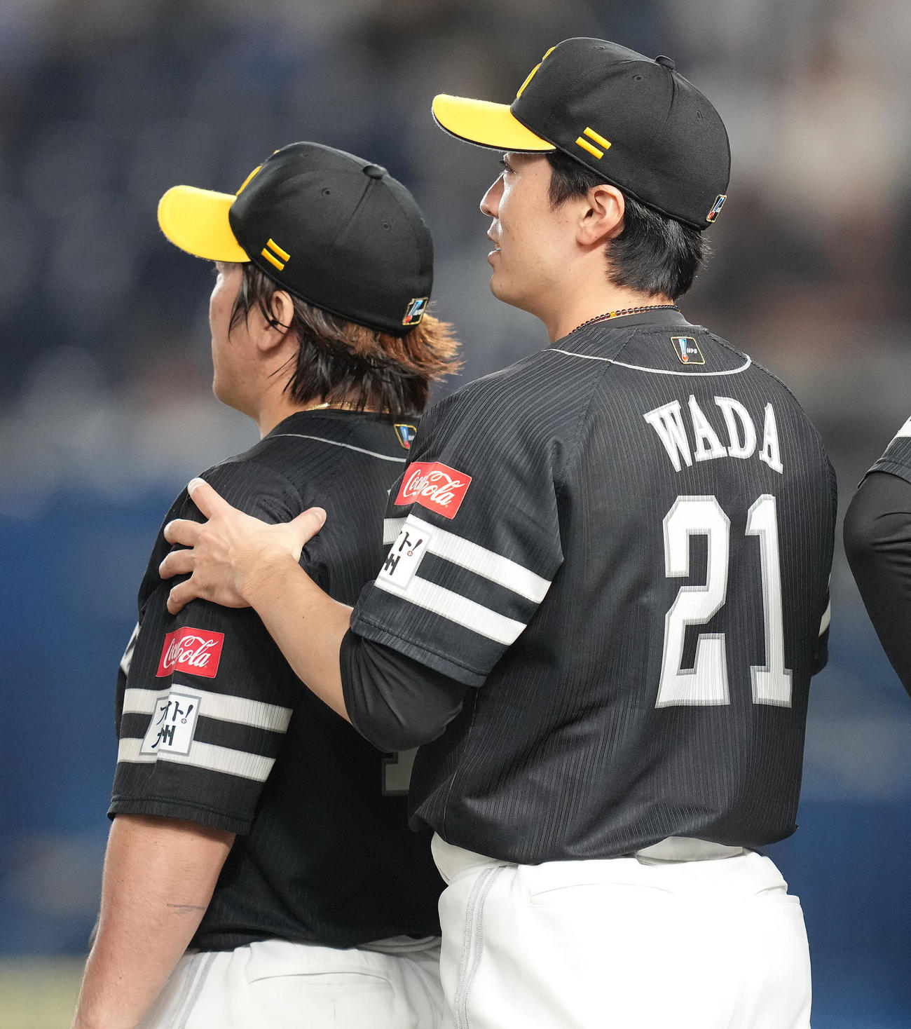 ロッテ対ソフトバンク　勝利投手のソフトバンク和田（右）は甲斐の肩をもむ（撮影・鈴木みどり）