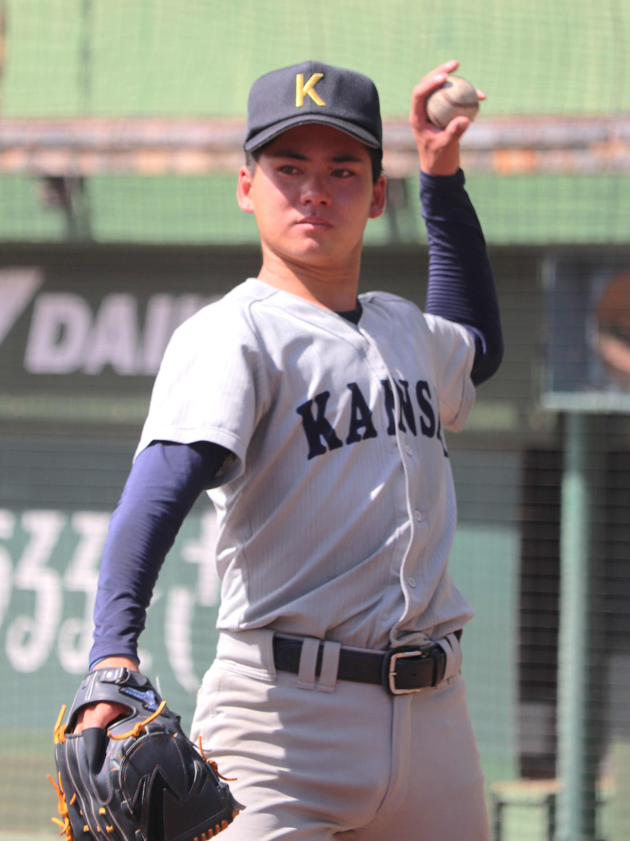 関西学生野球　関大対立命大　4節3回戦　延長10回131球17奪三振で完投勝利した、金丸夢斗（3年＝神港橘）は涙目で試合後キャッチボール（撮影・中島麗）