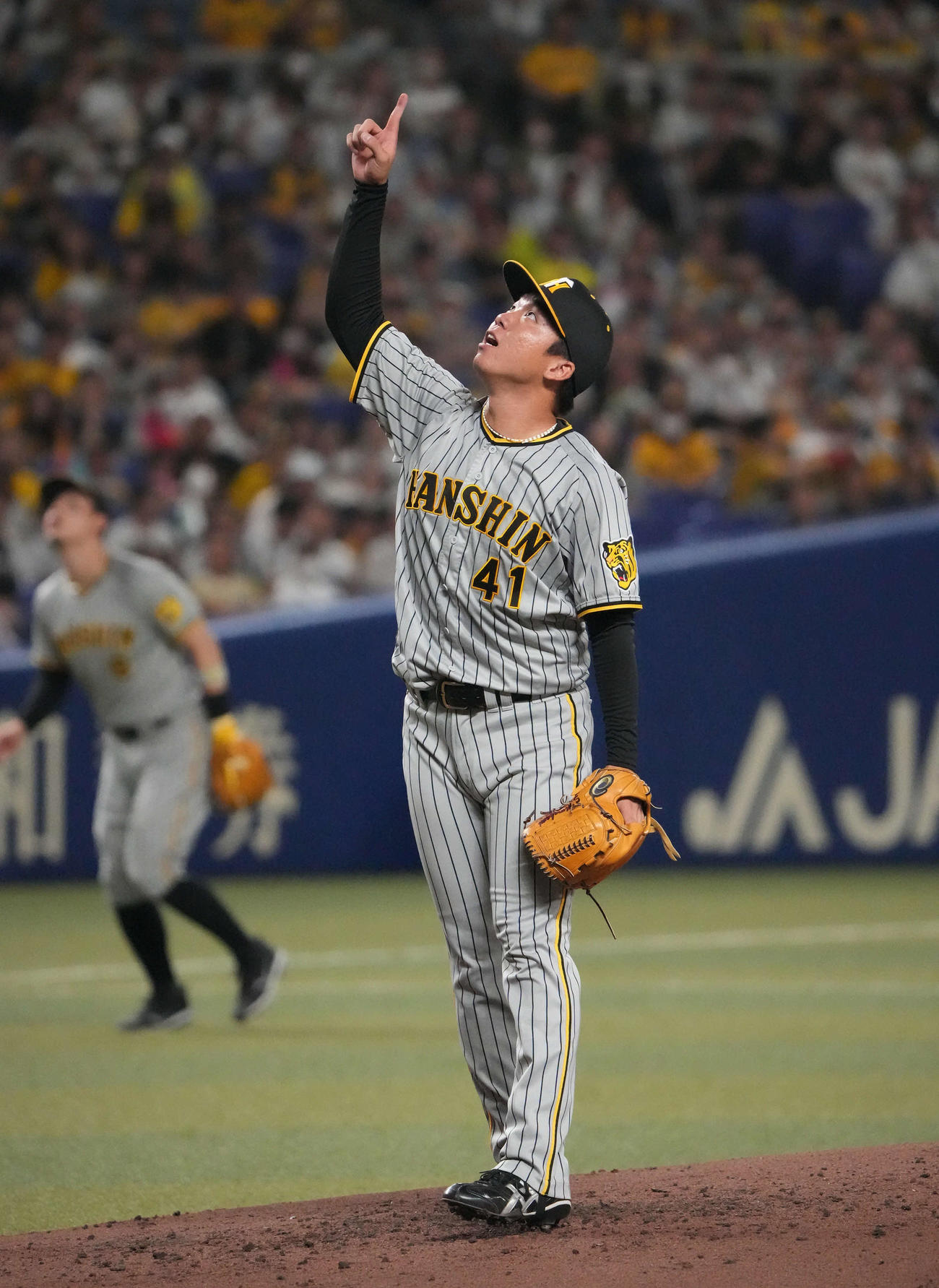 中日対阪神　4回裏中日2死一塁、木下を捕邪飛に討ち取り打球を指示する村上（撮影・森本幸一）