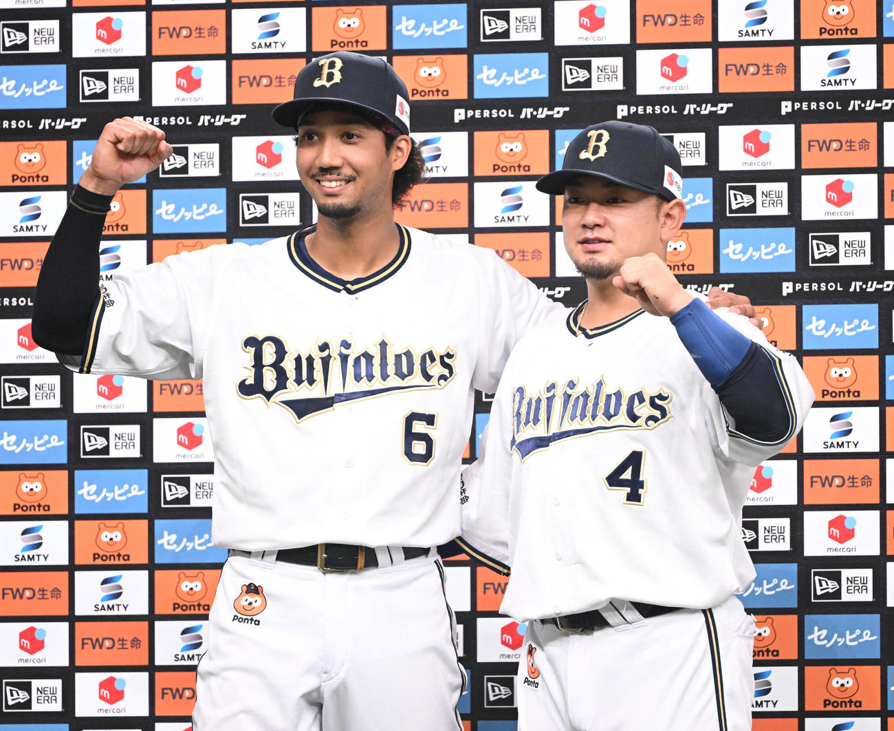 オリックス対西武　試合後ポーズを取る打のヒーロー森（右）と宗（撮影・和賀正仁）