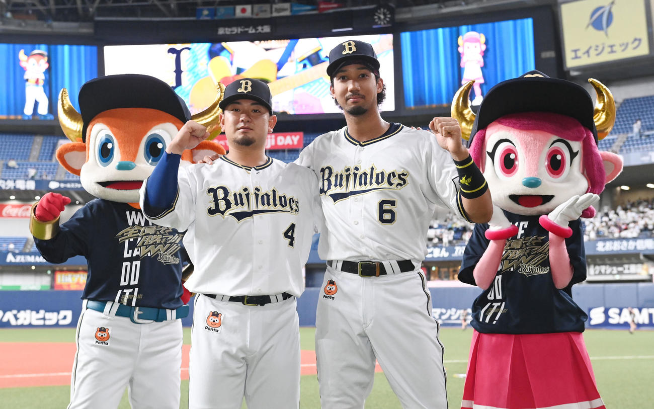 オリックス対西武　試合後ポーズを取る打のヒーロー森（左）と宗（撮影・和賀正仁）