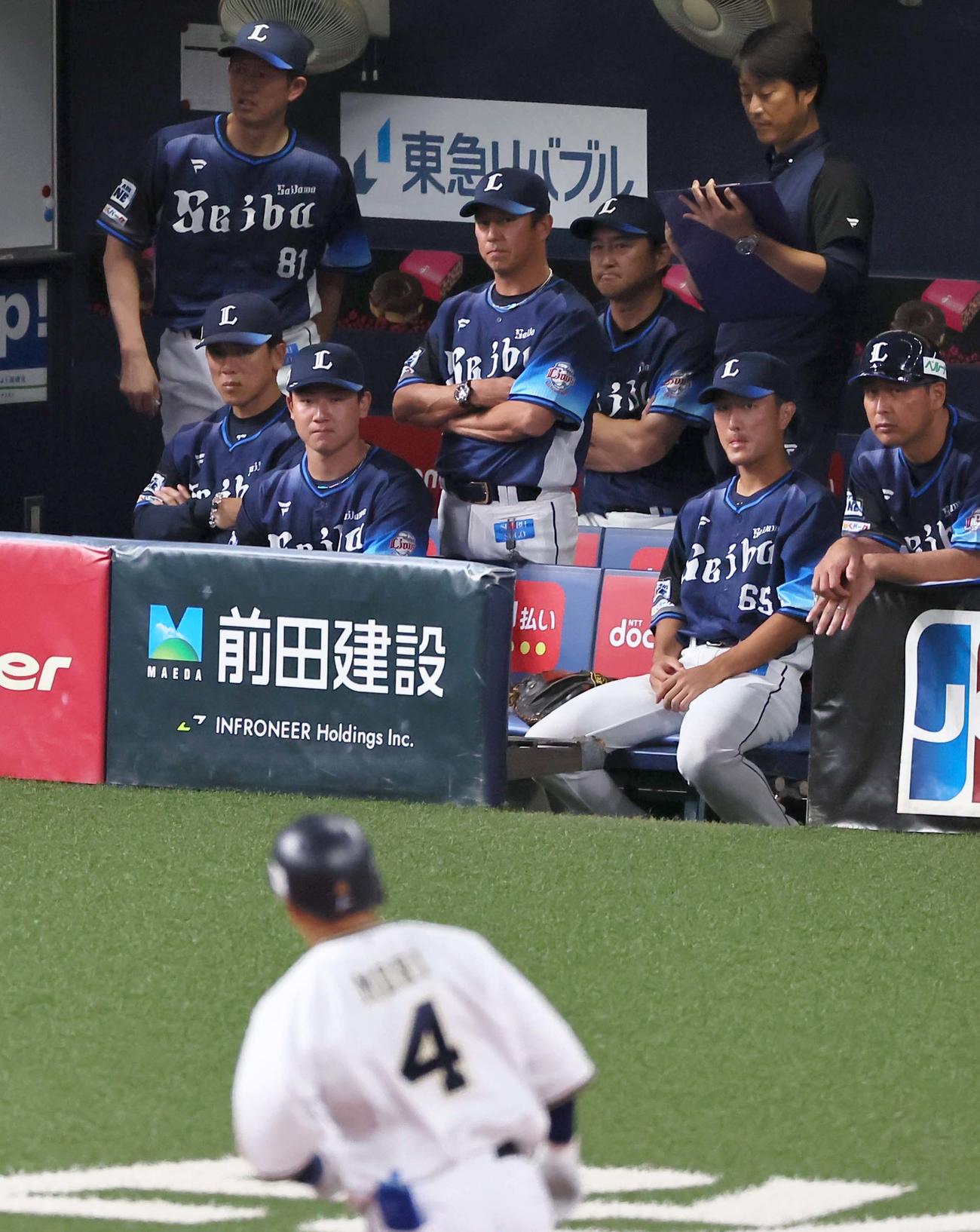 オリックス対西武　8回裏オリックス2死、松井（左手前）は森に右越え勝ち越しソロ本塁打を浴びる（撮影・上田博志）
