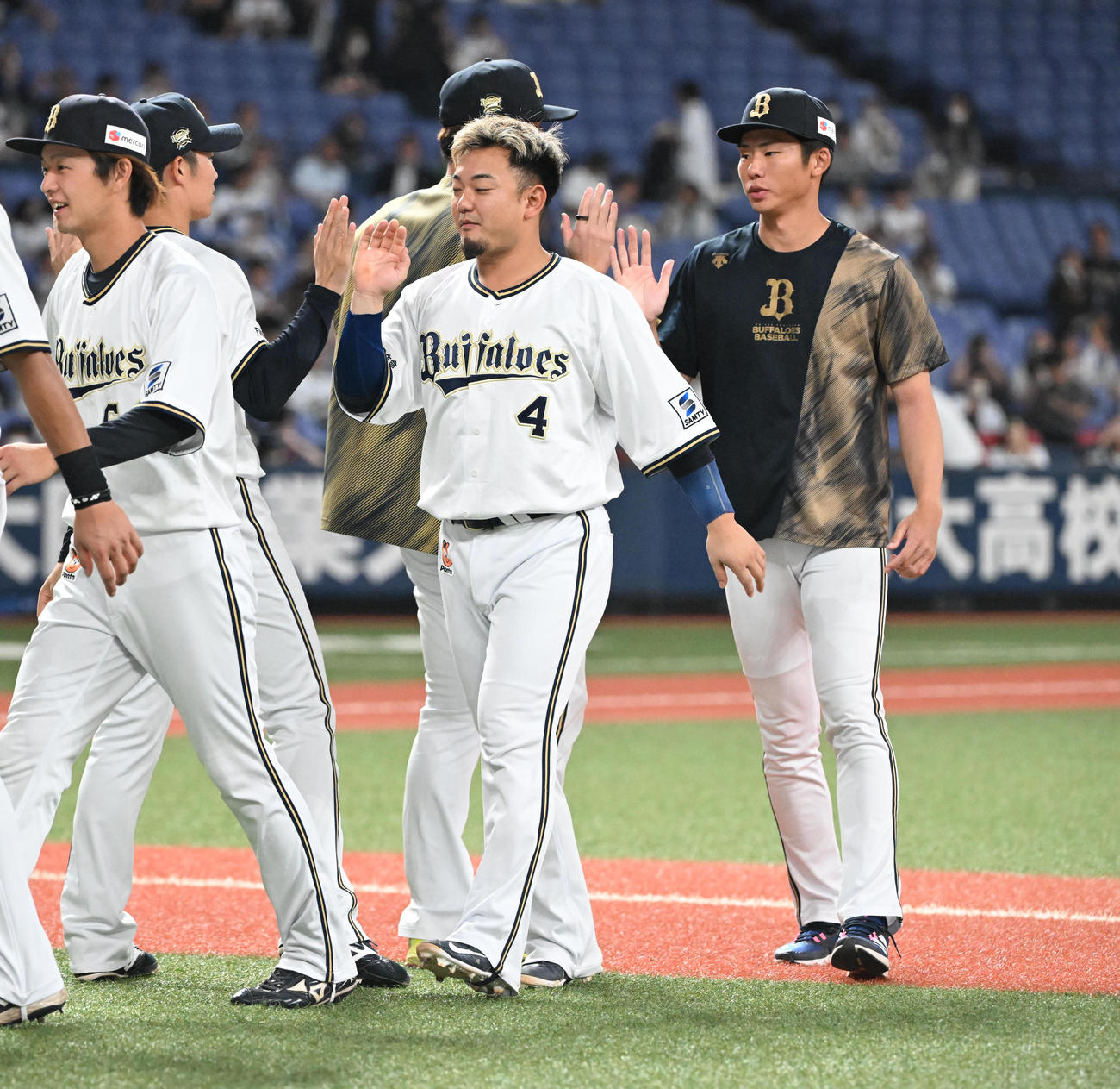 オリックス対西武　西武に逆転勝ちしナインとタッチを交わすオリックス森（撮影・和賀正仁）