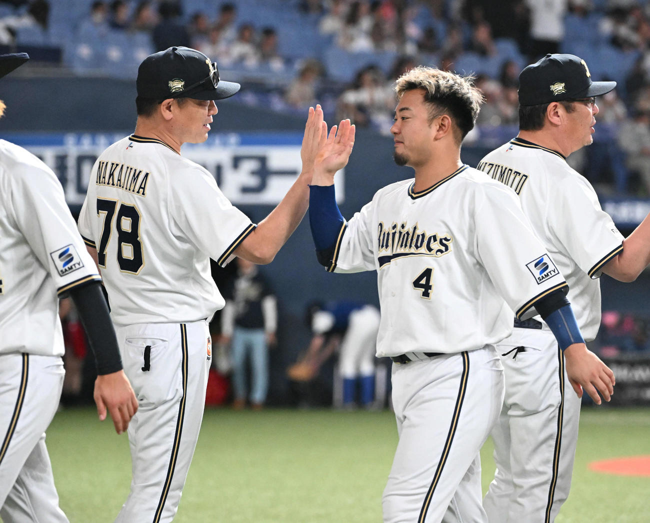 オリックス対西武　西武に逆転勝ちし森（右）とタッチを交わすオリックス中嶋監督（撮影・和賀正仁）