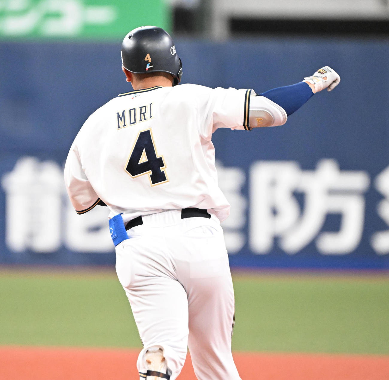 オリックス対西武　8回裏オリックス2死、右越えに勝ち越し本塁打を放った森はガッツポーズ（撮影・和賀正仁）