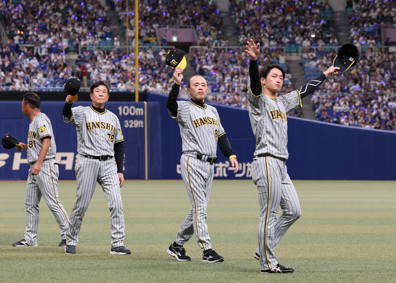 中日対阪神　バンテリンドーム最終戦を終え、ファンに手を振る（右から）阪神近本、岡田監督ら（撮影・藤尾明華）