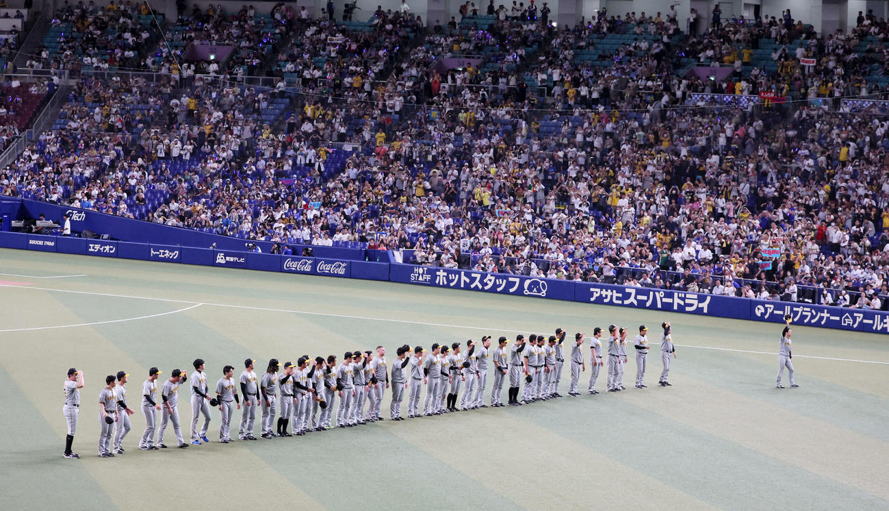 中日対阪神　今季バンテリンドームナゴヤでの最終戦を終えスタンドにあいさつする阪神ナイン（撮影・加藤哉）