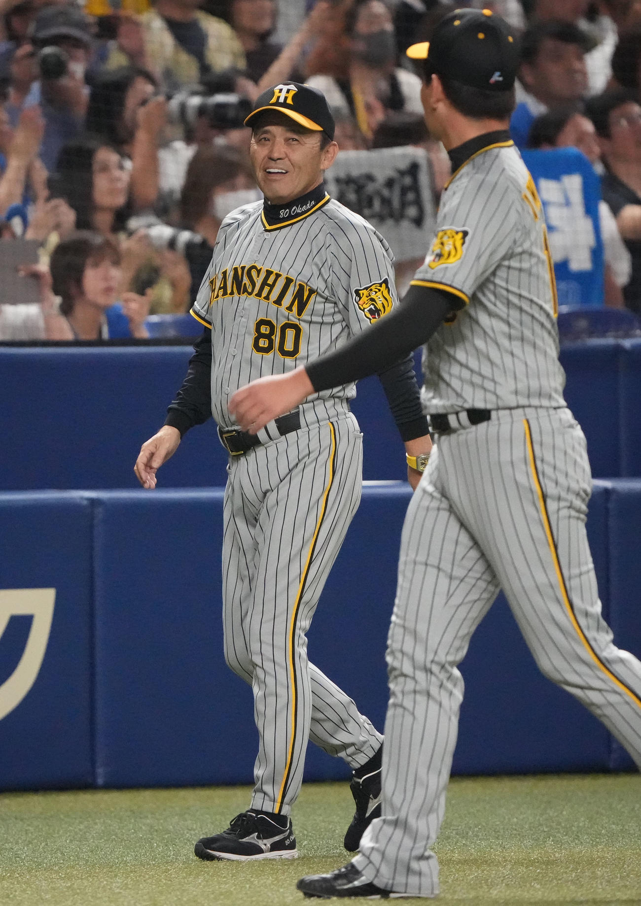 中日対阪神　試合終了、スタンドの観客にあいさつをし引き揚げる岡田監督（撮影・森本幸一）