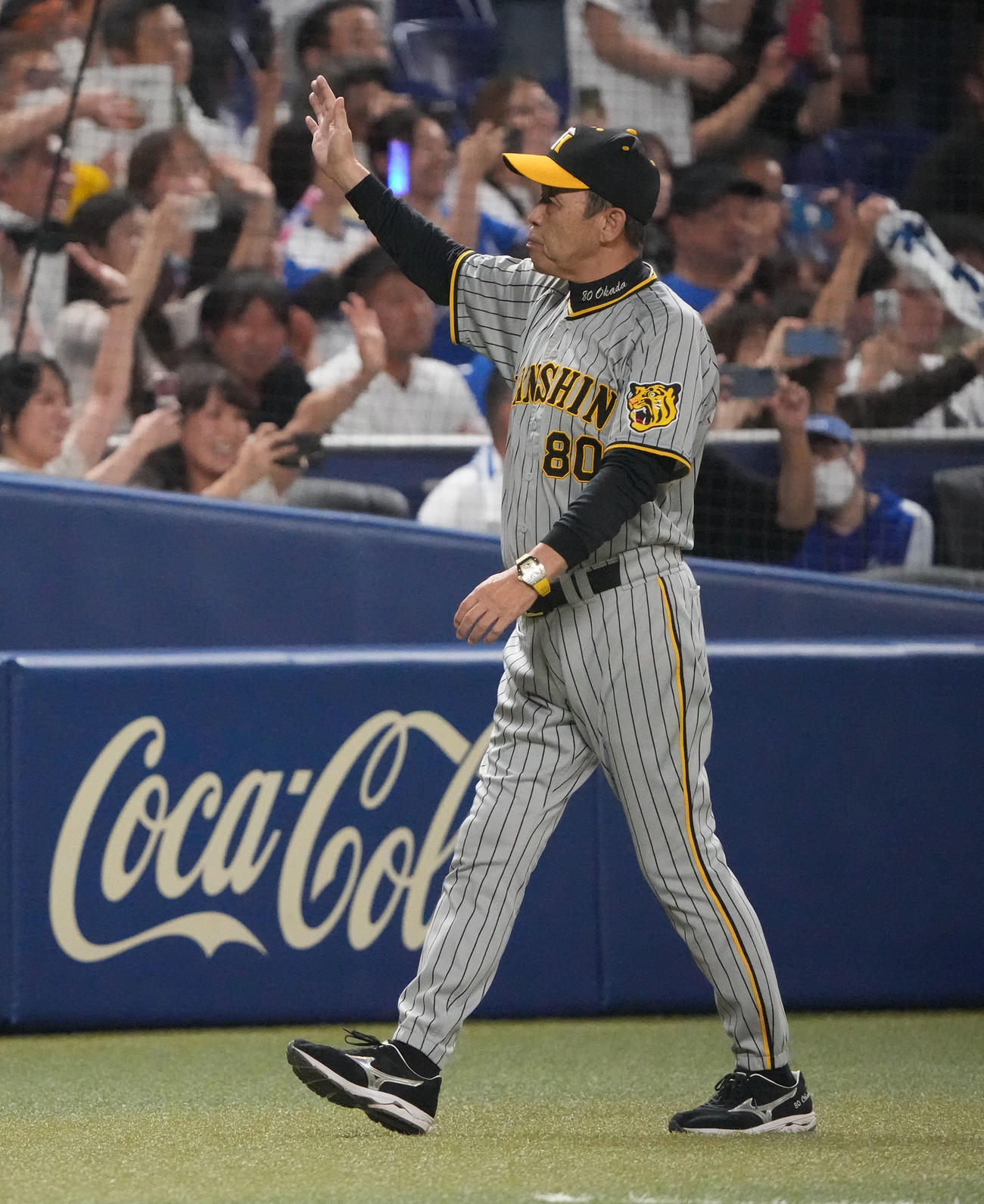 中日対阪神　試合終了、スタンドの観客にあいさつをし引き揚げる岡田監督（撮影・森本幸一）