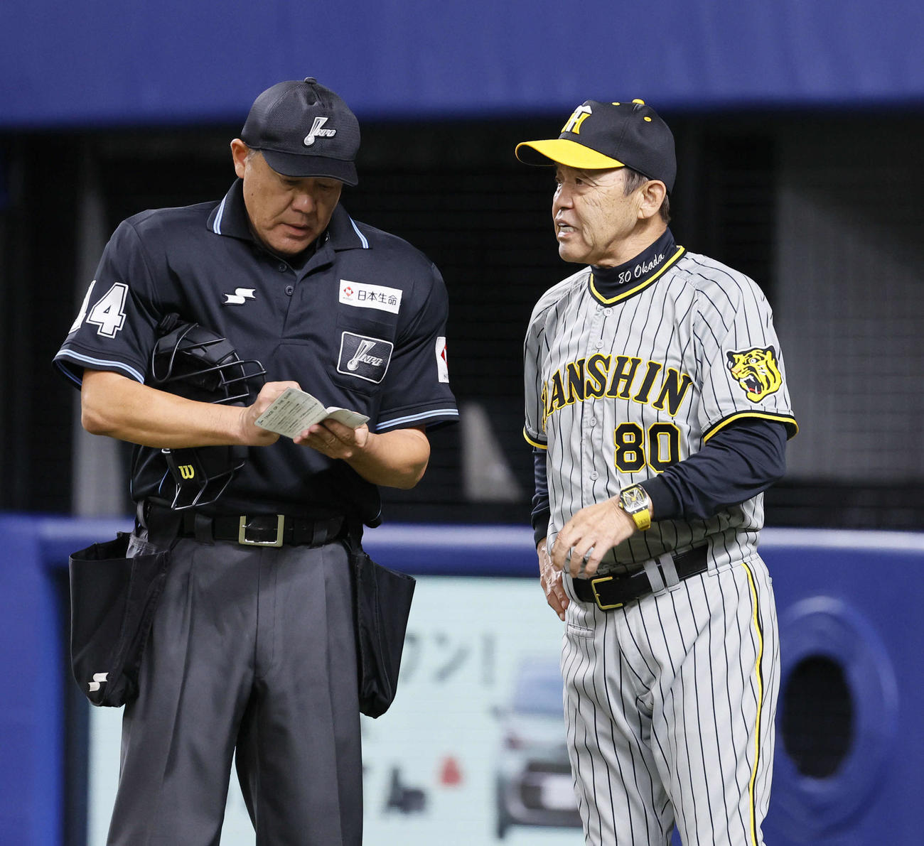 中日対阪神　6回、交代を告げる岡田監督（撮影・藤尾明華）