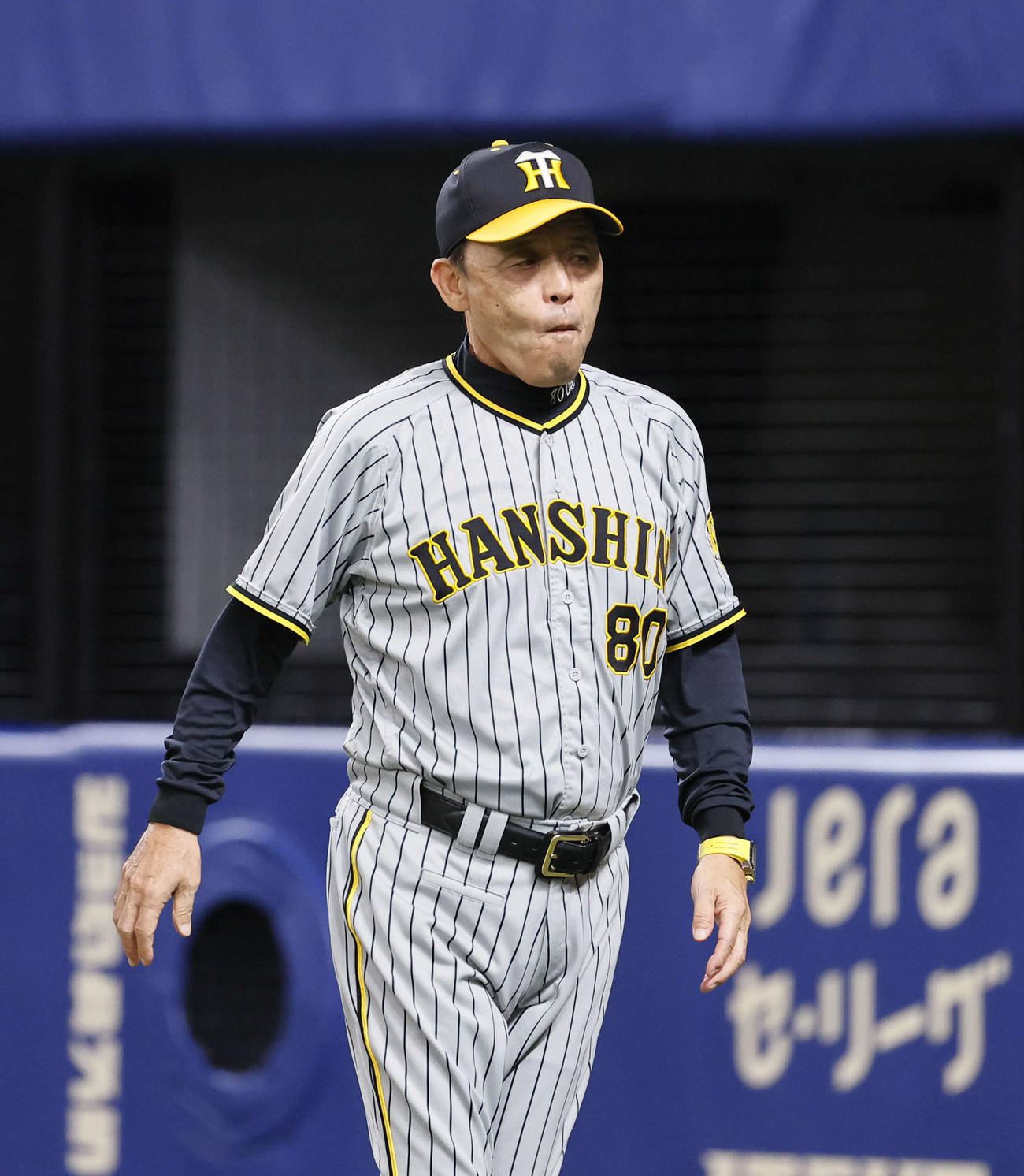 中日対阪神　6回、交代を告げた岡田監督は渋い表情（撮影・藤尾明華）