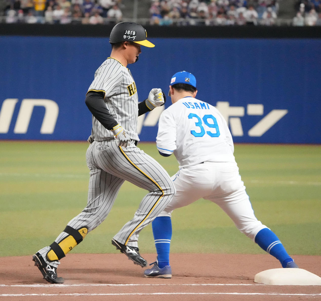 中日対阪神　6回表阪神1死、三ゴロに倒れる森下（左）（撮影・森本幸一）
