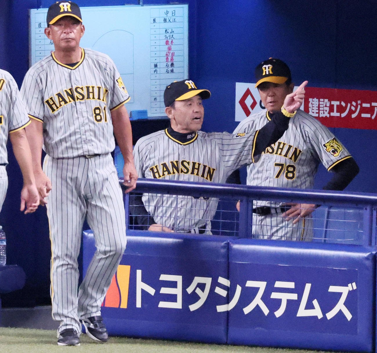 中日対阪神　今季バンテリンドームナゴヤでの最終試合を終えナインに声を掛け整列を促す岡田監督（撮影・加藤哉）