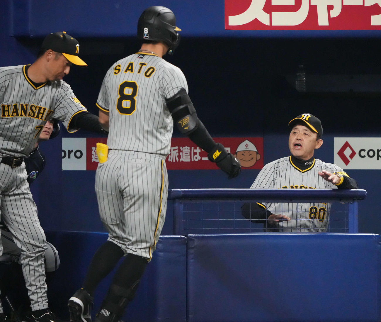 中日対阪神　2回表阪神無死、左中間スタンドへ本塁打を放った佐藤輝を迎える岡田監督（右）（撮影・森本幸一）
