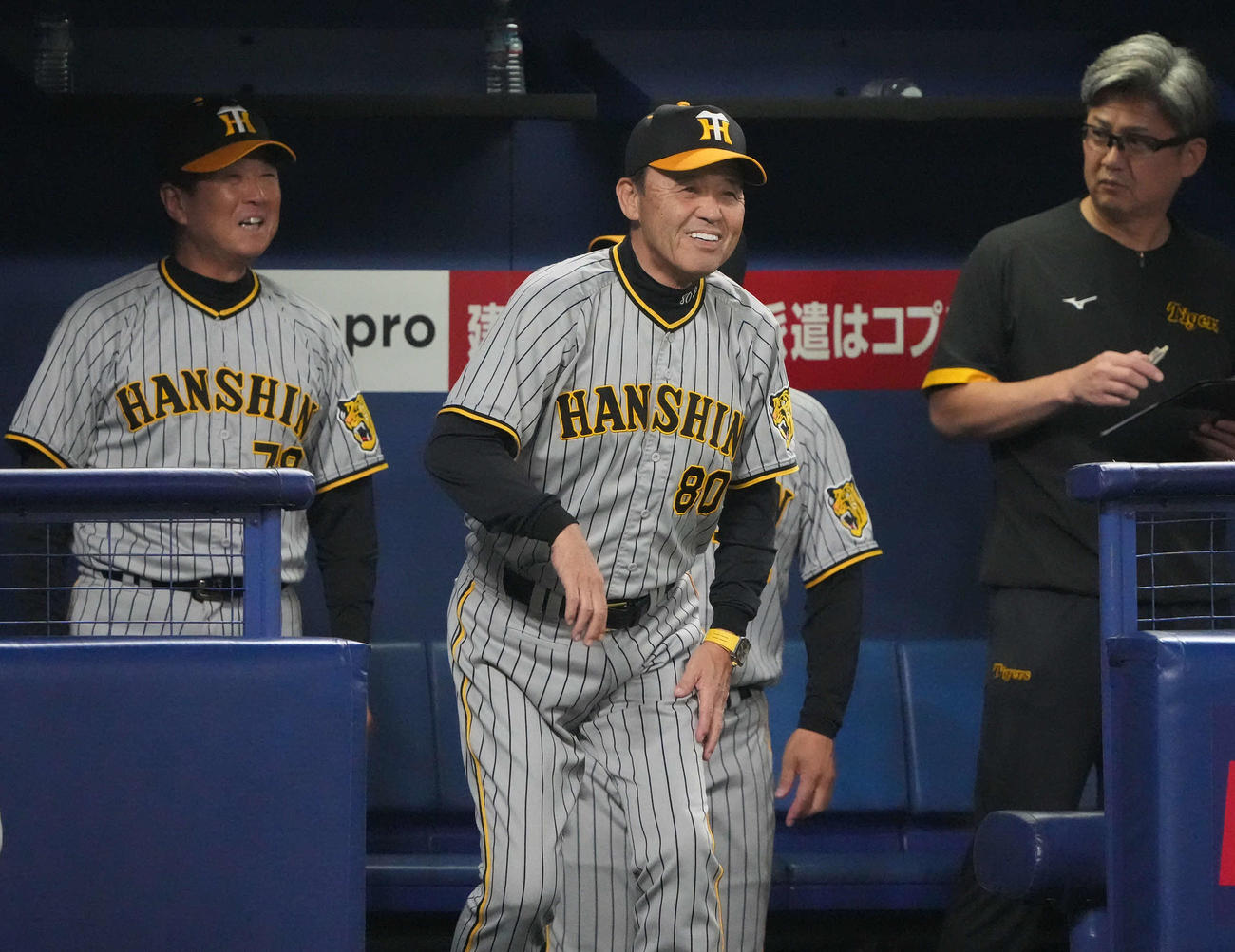 中日対阪神　7回表阪神無死、ミエセスの内野安打に笑顔の岡田監督（中央）（撮影・森本幸一）