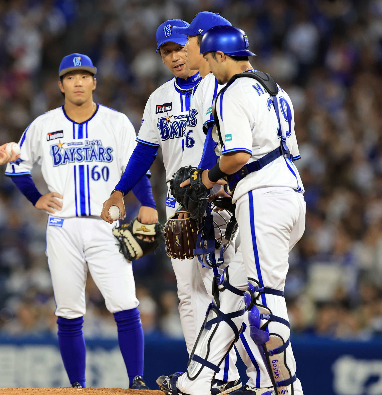 DeNA対巨人　7回表巨人1死一、二塁、大貫（右から2人目）に降板を告げる三浦監督（同3人目）（撮影・浅見桂子）