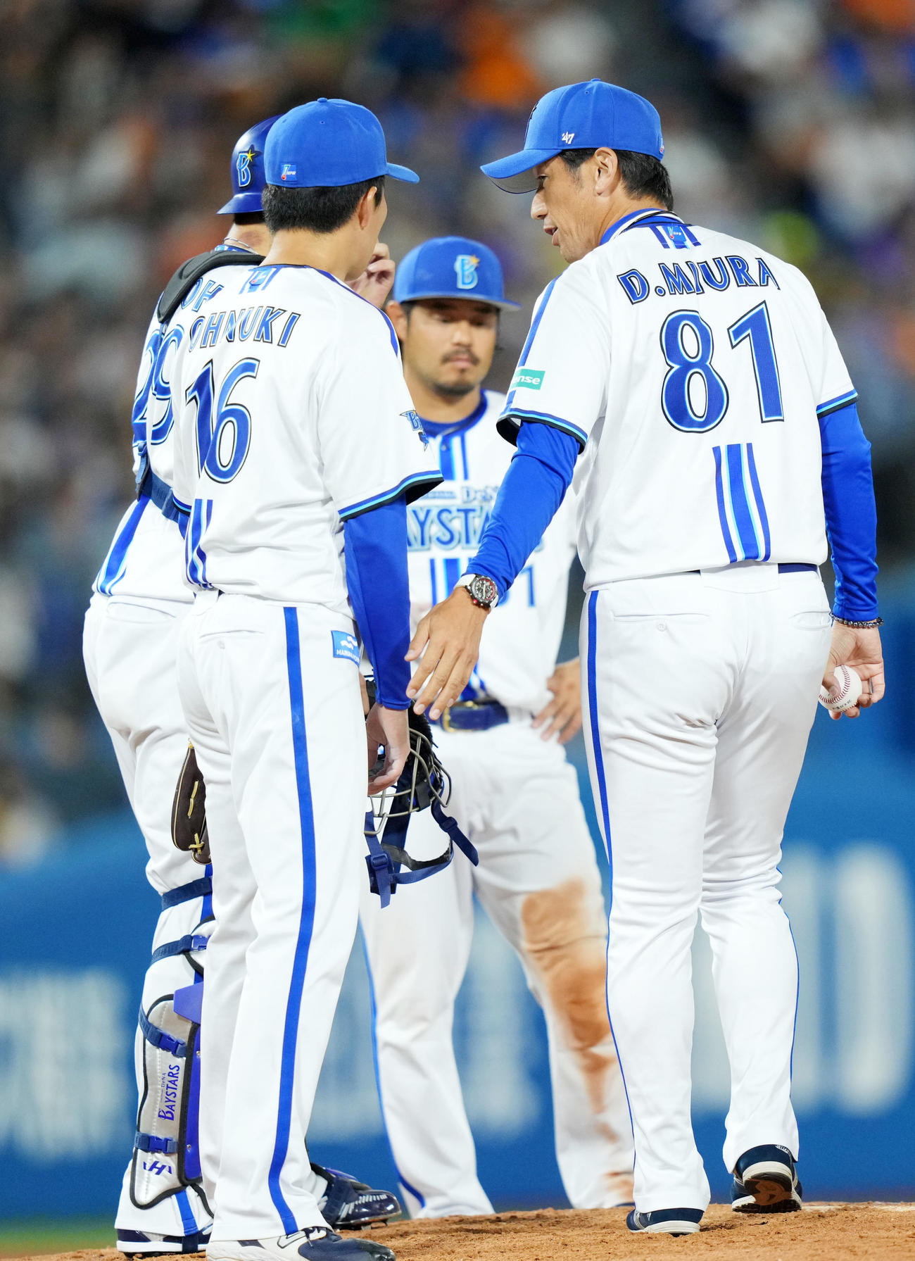DeNA対巨人　7回表途中でマウンドを降りるDeNA大貫（左）に声をかける三浦監督（右）（撮影・横山健太）