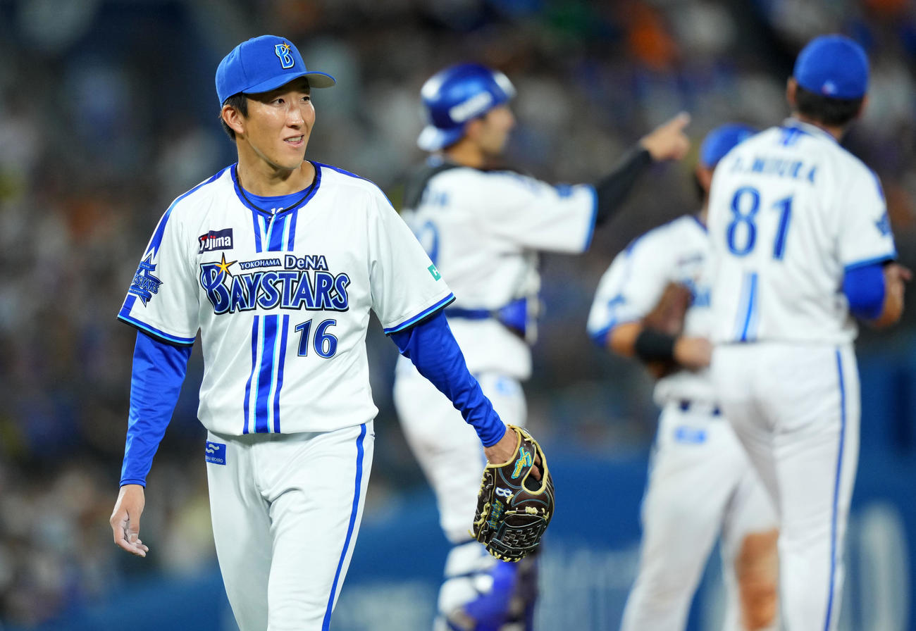 DeNA対巨人　7回表途中でマウンドを降りるDeNA大貫（撮影・横山健太）