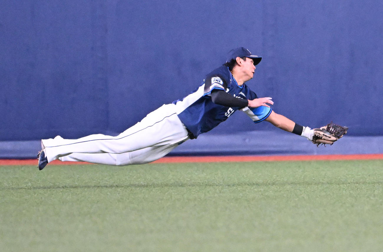 オリックス対西武　4回裏オリックス1死一、二塁、セデーニョの打球を好捕する中堅手西川（撮影・和賀正仁）