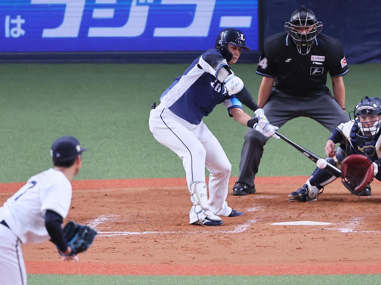 オリックス対西武　4回表西武2死三塁、西川は中前に勝ち越し適時打を放つ（撮影・上田博志）