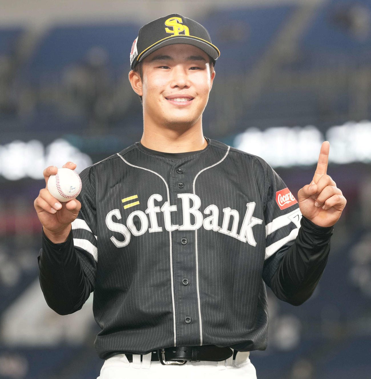 ロッテ対ソフトバンク　プロ初本塁打を放ったソフトバンク井上は記念球を手に笑顔をみせる（撮影・鈴木みどり）