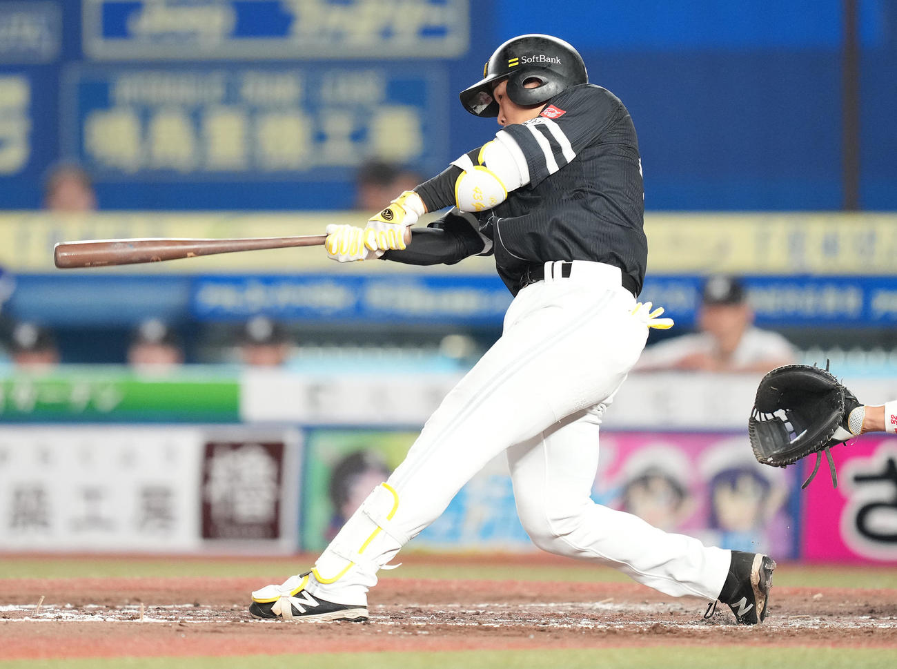 ロッテ対ソフトバンク　5回表ソフトバンク無死、プロ初本塁打の左越えソロ本塁打を放つ井上（撮影・鈴木みどり）