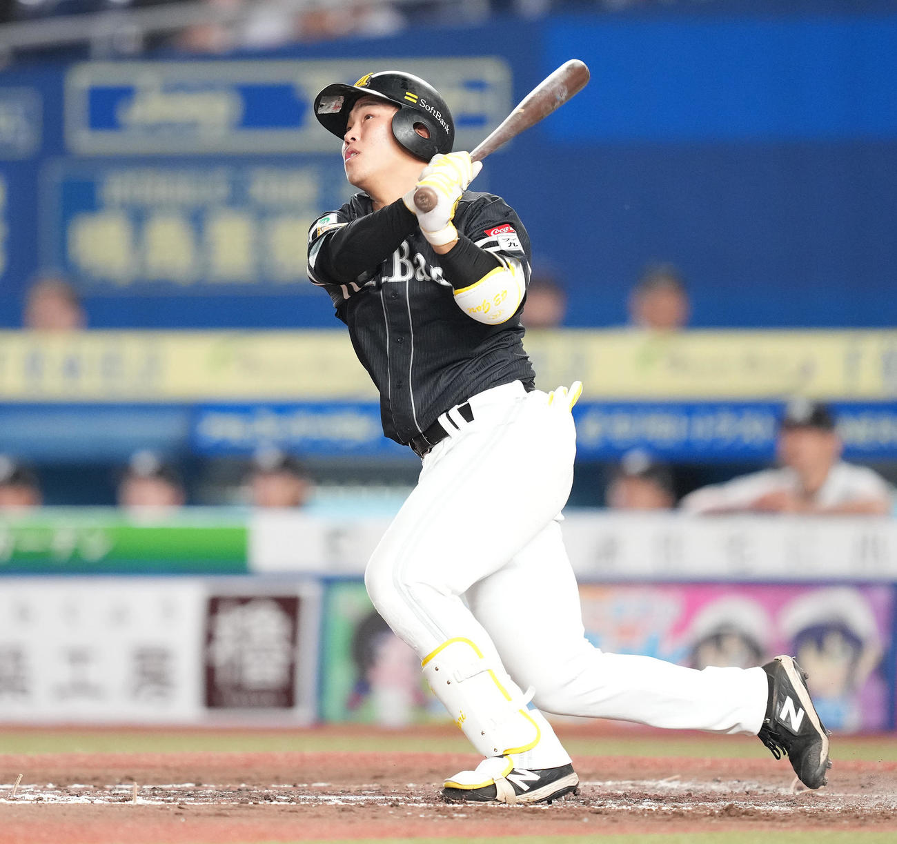 ロッテ対ソフトバンク　5回表ソフトバンク無死、プロ初本塁打の左越えソロ本塁打を放つ井上（撮影・鈴木みどり）