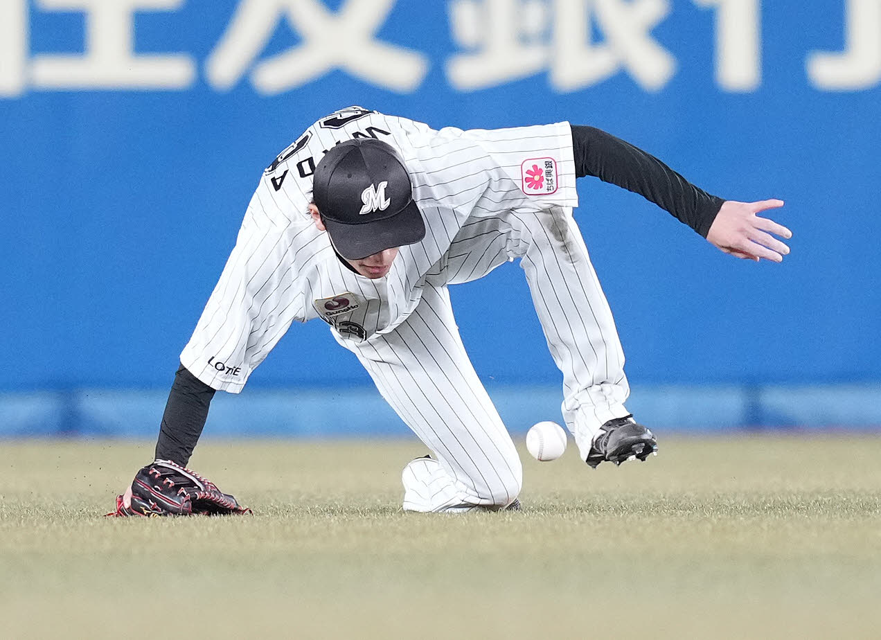 ロッテ対ソフトバンク　7回表ソフトバンク2死満塁、川瀬の打球を捕れず中2点適時打を許す中堅手和田（撮影・鈴木みどり）