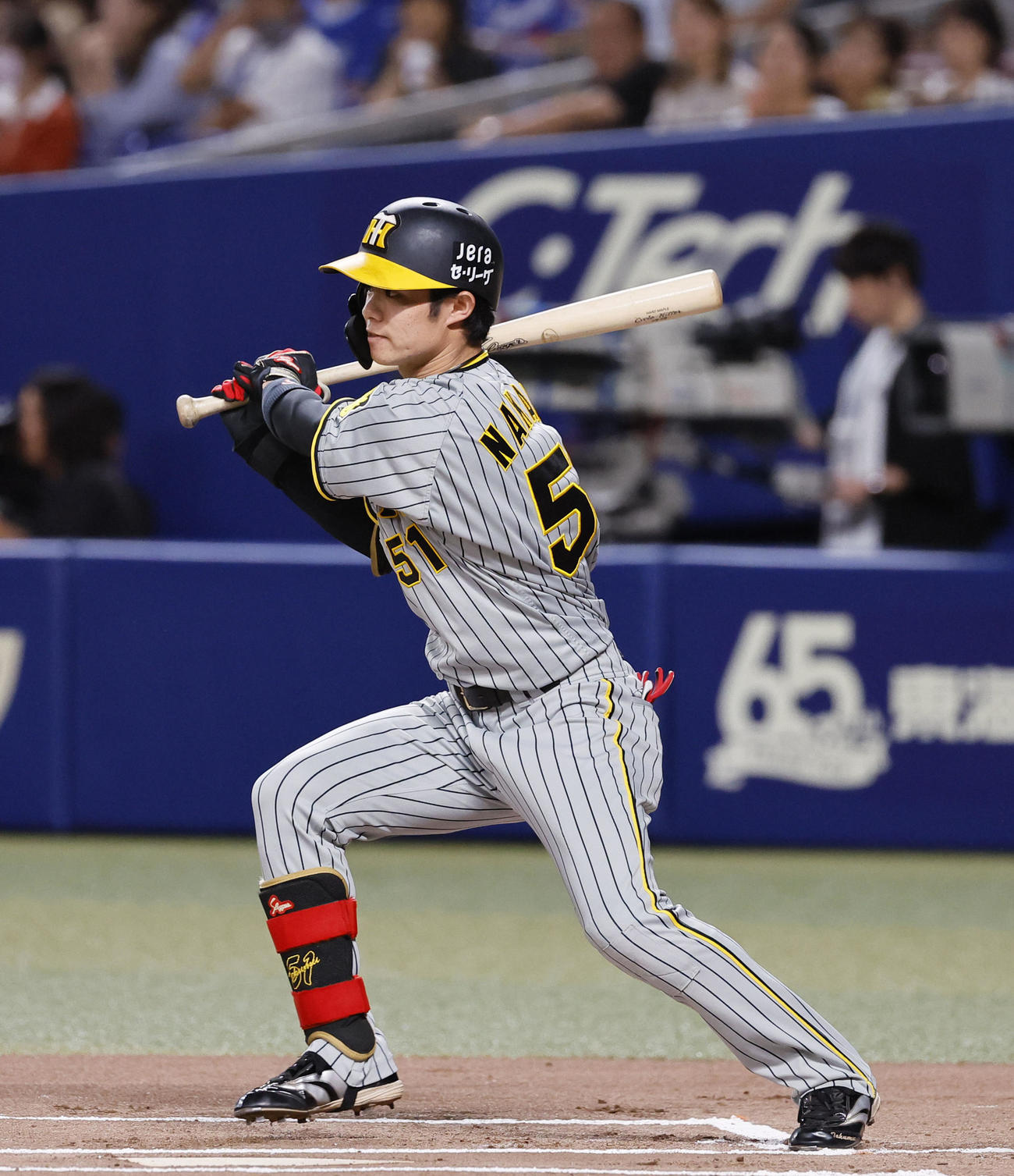 中日対阪神　1回表阪神1死、投手への内野安打を放つ中野（撮影・藤尾明華）