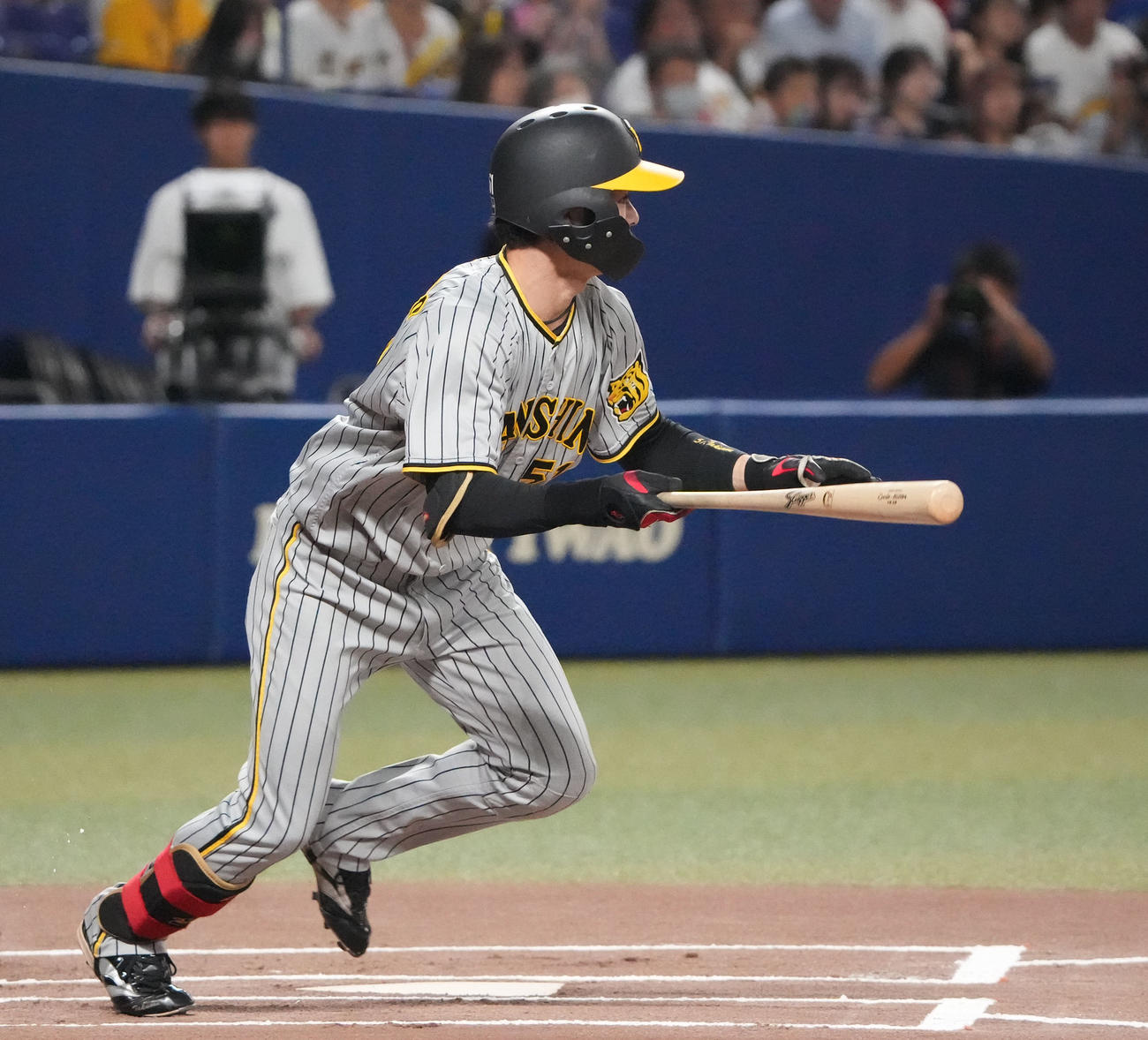 中日対阪神　1回表阪神1死、投手内野安打を放つ中野（撮影・森本幸一）