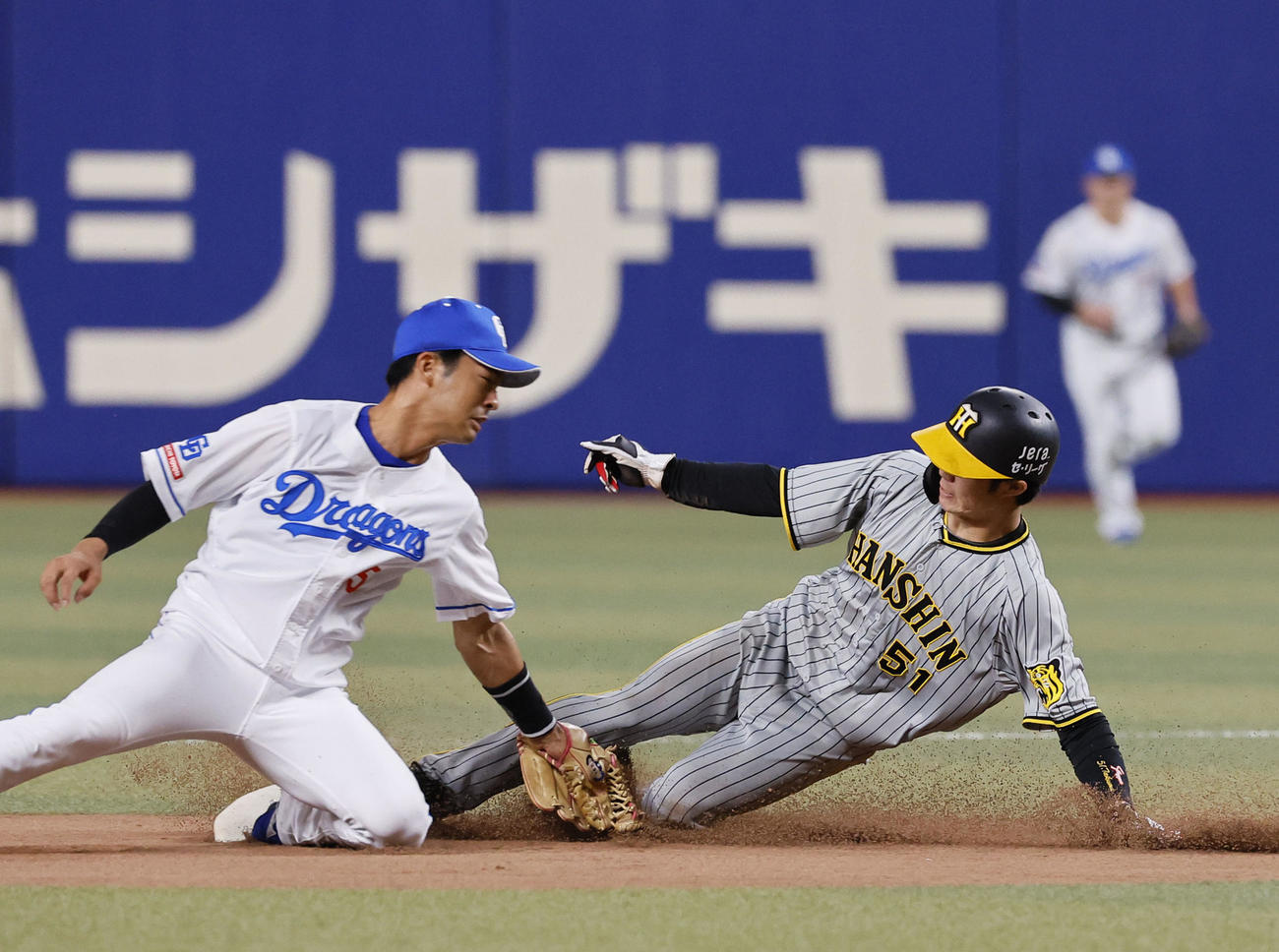 中日対阪神　1回表阪神2死一塁、打者大山のとき二盗を決める中野拓夢（右）（撮影・藤尾明華）