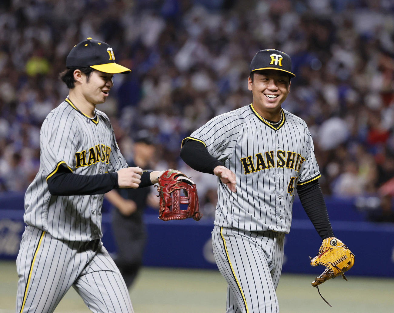 中日対阪神　5回裏中日2死、岡林を二ゴロに打ち取り、中野（左）とタッチを交わす阪神村上（撮影・藤尾明華）